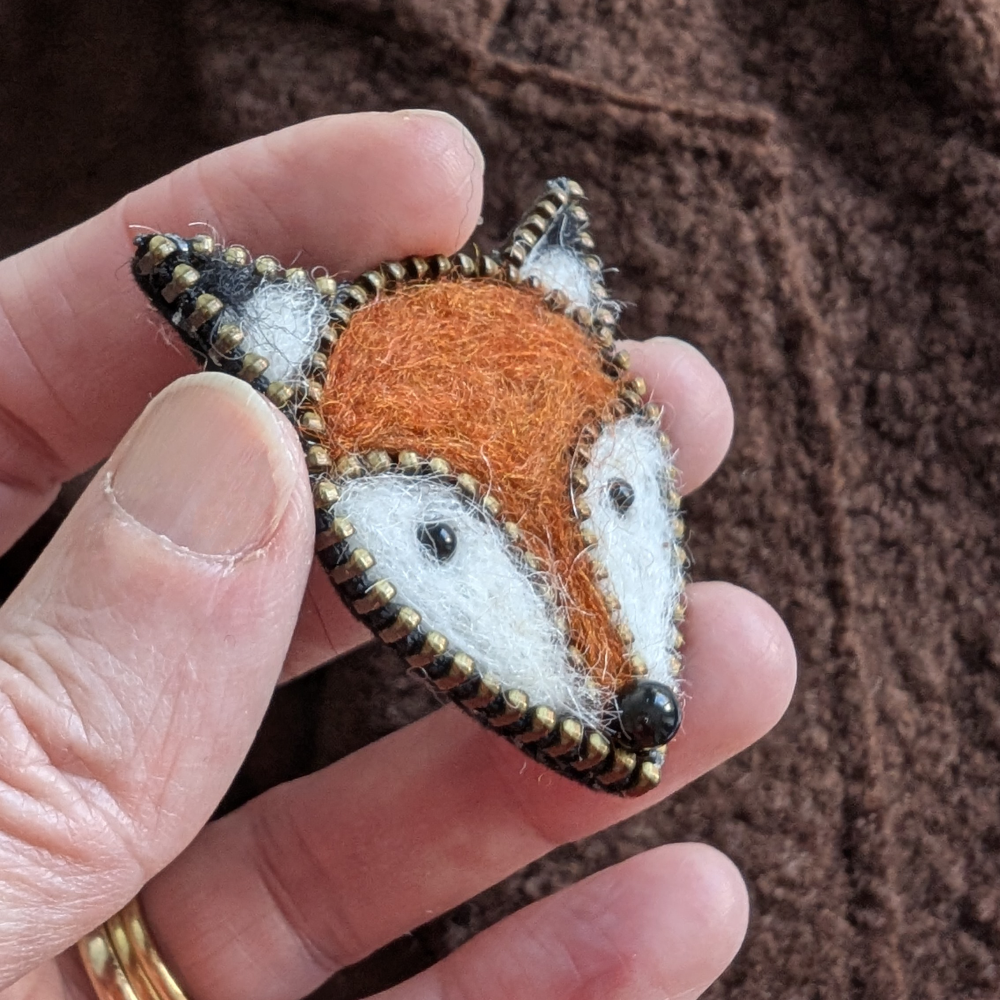 Felt Fox brooch side view